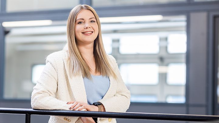 © Mainova/DennisMöbus Recruiterin Sophie Luther steht an einem Geländer