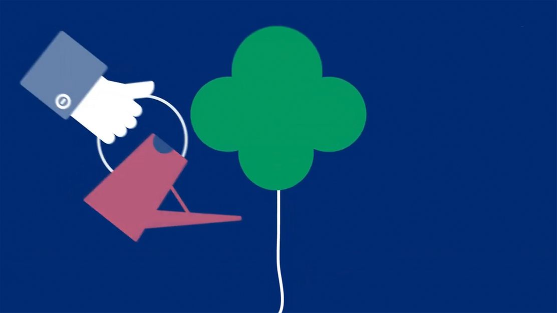 © Mainova Illustration einer Hand gießt Tropfen auf grünen Baum vor blauem Hintergrund.