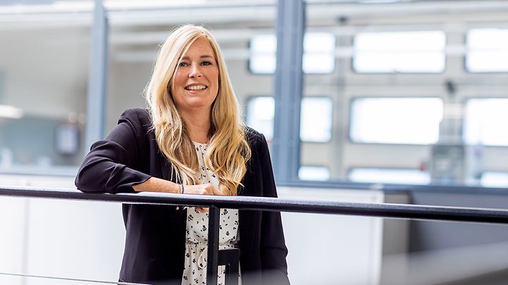 © Mainova/DennisMöbus Recruiterin Nadja Becker steht an einem Geländer