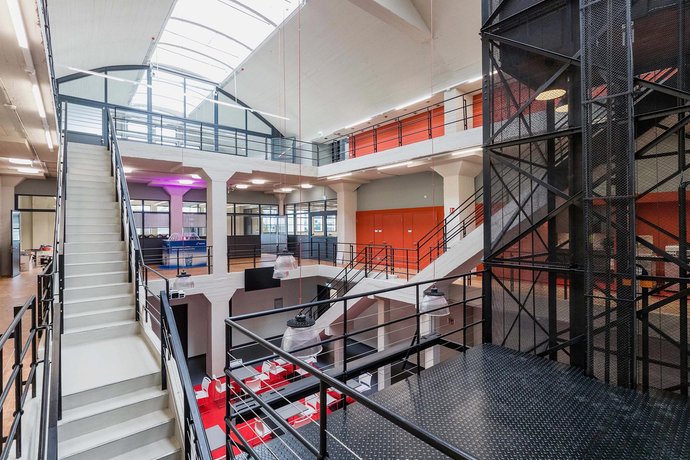 © Mainova/DennisMöbus Treppenhaus des Mainova Ausbildungszentrum mit historischen Lastenaufzug