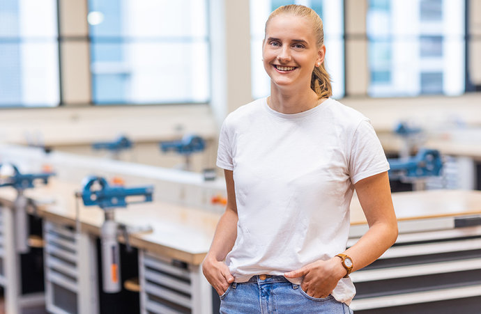 © Mainova/DennisMöbus Clara Väth steht an einer Werkbank und schaut in die Kamera