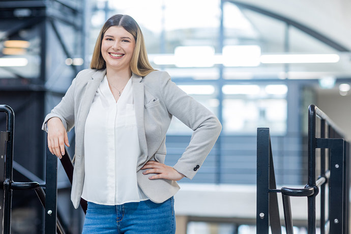 © Mainova/AndreFormer Anna Hornung lehnt sich an ein Gelände und schaut in die Kamera