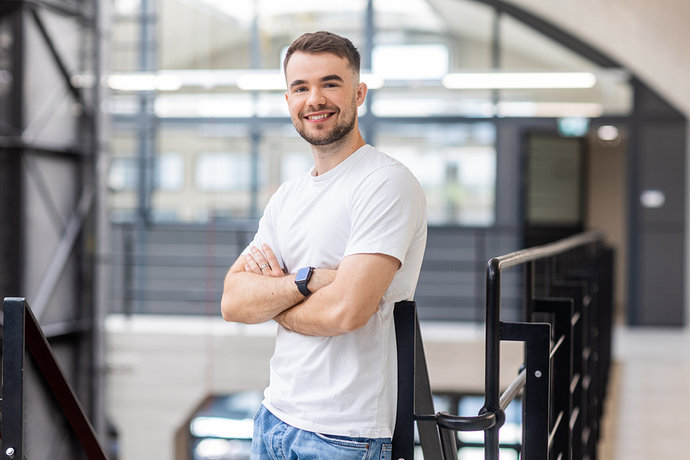 © Mainova/AndreFormer Nino Zoric steht im Ausbildungszentrum und schaut in die Kamera