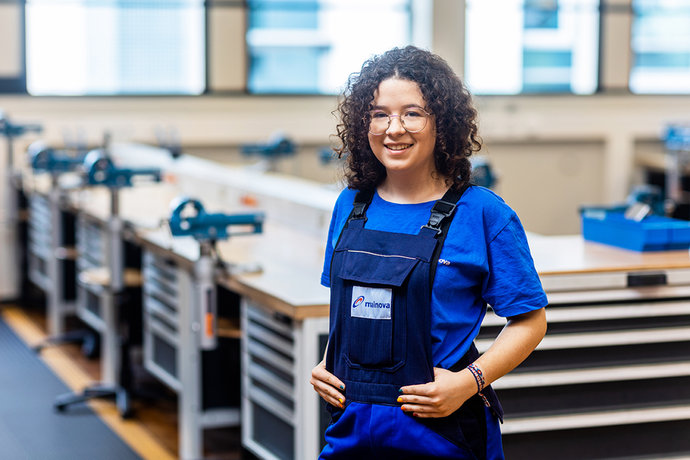 © Mainova/AndreFormer Renee Meyer steht vor einer Werkbank und schaut in die Kamera