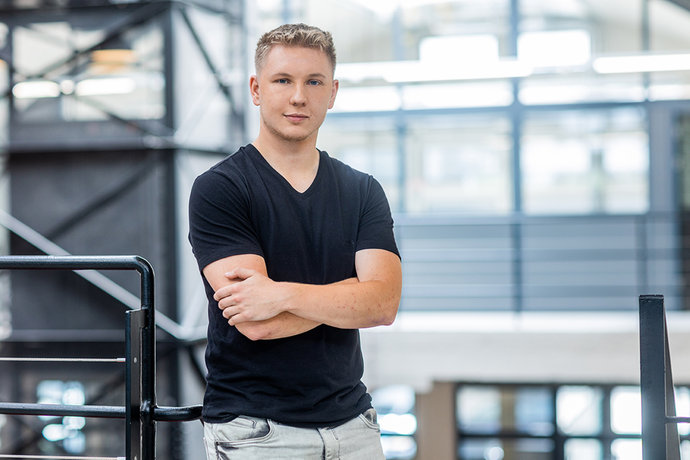 © Mainova/AndreFormer Kacper Maksim steht im Ausbildungszentrum und schaut in die Kamera
