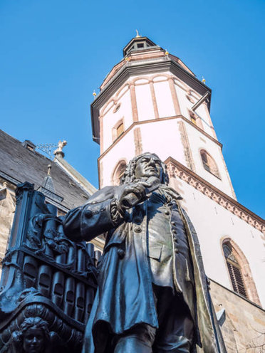 © www.istockphoto.com/Animaflora Statue Johann Sebastian Bach vor Thomaskirche