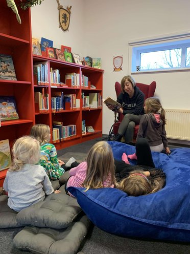 Mainova Alltagsheldin liest Kindern in einer Bücherei vor