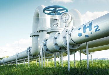 © www.istockphoto.com/Petmal Eine Wasserstoffpipeline mit Aufdruck der chemische Formel von molekularem Wasserstoff (H 2)