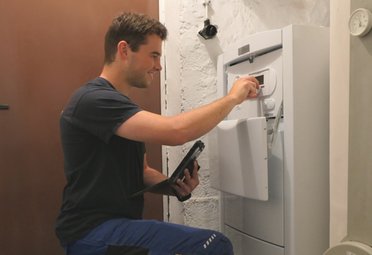 © Louis Schneider SHK-Meister Louis Schneider kontrolliert eine Heizungsanlage.