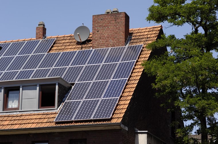 © www.istock.com/acilo PV-Analge auf Dach eines Wohnhauses