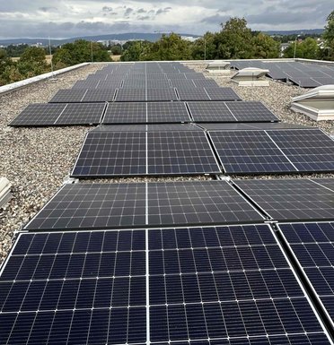 © Eckelmann AG Nahaufnahme einer Solaranlage auf einem Dach