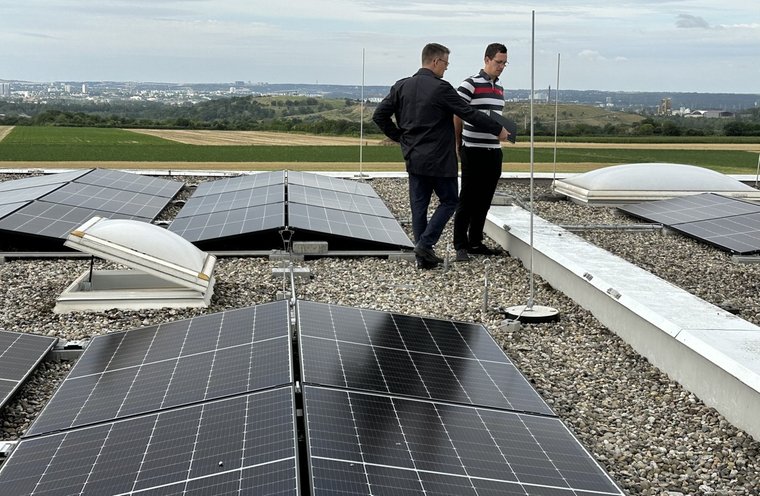 © Eckelmann AG Projektbeteiligte auf dem Dach der Eckelmann AG