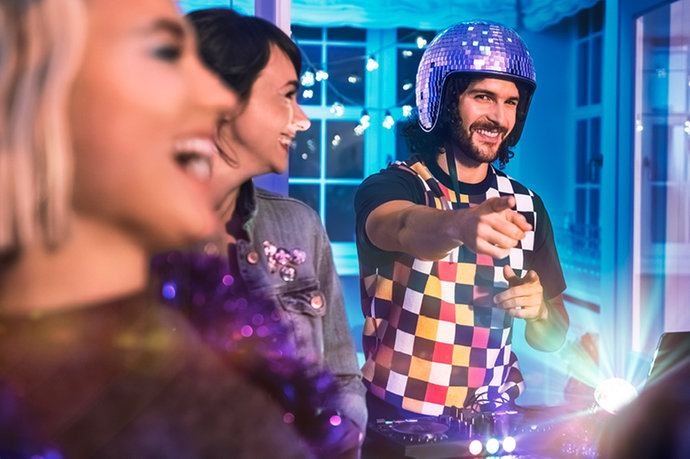 © Christian Sauter - sauter photography Drei junge Erwachsene stehen im Wohnzimmer welches zur Disco umdekoriert wurde