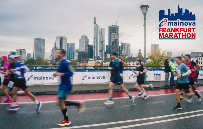 © Sebastian Pociecha Läufer vor Skyline beim Mainova Frankfurt Marathon.