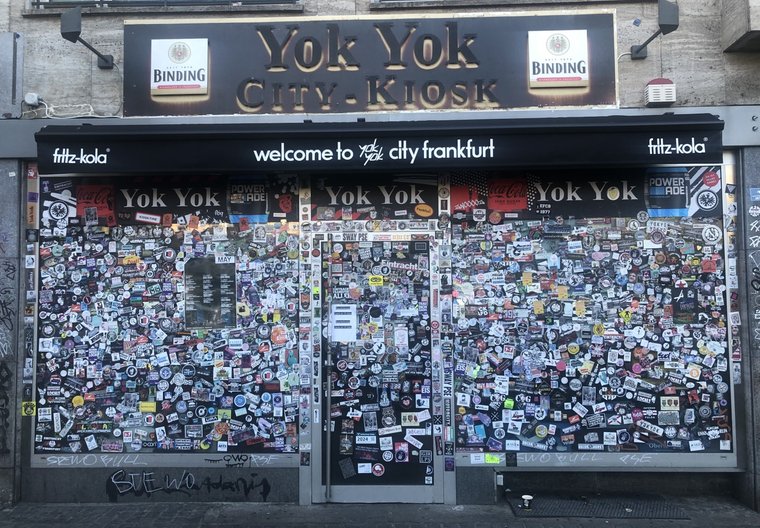 © Jürgen Mai Schaufenster des Yok-Yok-Kiosk mit unzähligen Aufklebern beklebt