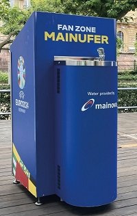 © Mainova Blauer Mainova-Trinkbrunnen auf Rädern mit der Aufschrift: Fanzone Mainufer