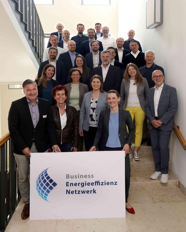 © Mainova Gruppenbild auf einer Treppe: Teilnehmer des Business Energieeffizienz-Netzwerk