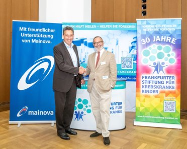 Zwei Männer schütteln sich die Hände.
