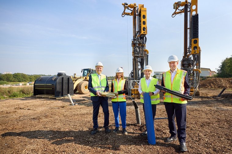 © Mainova Frank Junker, Diana Rauhut, Mike Josef und Dr. Michael Maxelon stehen zwei Geothermie-Bohrmaschinen