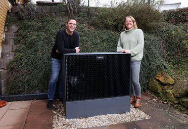 © Mainova Mann und Frau mit ihrer Wärmepumpe auf der Terrasse