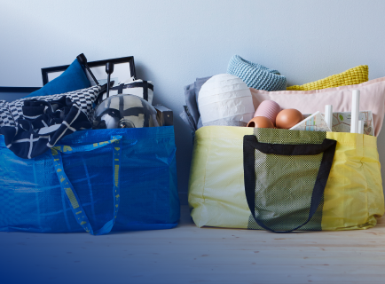 Eine blaue und eine gelbe IKEA-Tasche, gefüllt mit Produkten