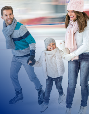 Mann, Mädchen und Frau halten sich an den Händen und fahren Schlittschuh auf einer Eisbahn