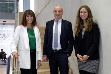 © Mainova AG Zwei Frauen und ein Mann stehen auf eine Treppe