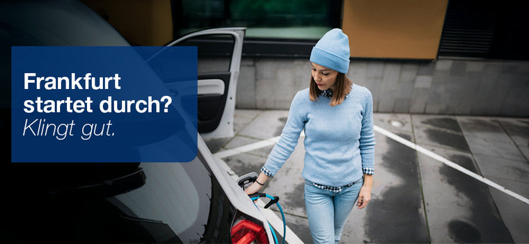 © Getty Images - Brothers91 Junge Frau mit Mütze lädt gerade ihr Elektroauto