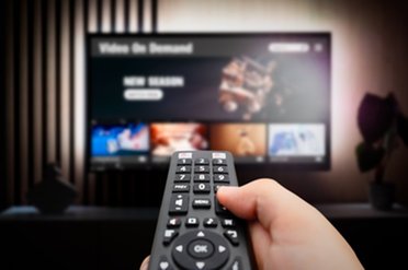 © www.istock.com - impson33 Fernbedienung, die auf einen TV-Bildschirm gerichtet ist