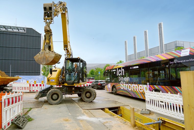 © Mainova Baustelle mit Baufahrzeug am Umspannwerk Laerchenstrasse
