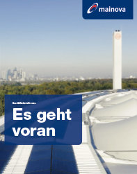 Ein Gebäude mit Solarpanelen auf dem Dach und einem Turm im Hintergrund. Text: "Es geht voran".