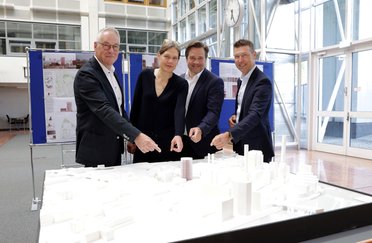 Personen zeigen auf Dinge