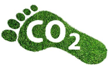 © iStock - Christian Horz Symbolischer Fußabdruck aus Gras, Aufdruck CO2