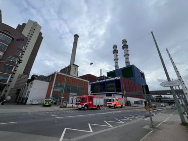 Feuerwehrautos vor einem Kraftwerk