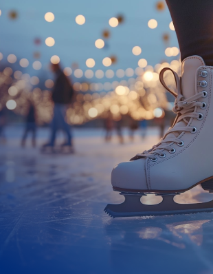 Drei Mädchenfahren fahren hinter zwei Frauen mit Schlittschuhen her 