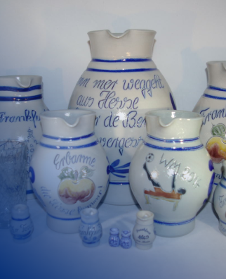 verschieden große Bembel und Becher 