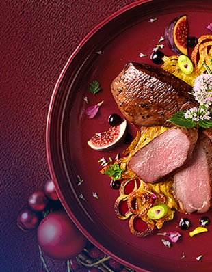 Roter Teller mit Fleisch und Gemüsenudeln