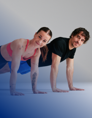 Mann und Frau nebeneinander in Liegestützposition