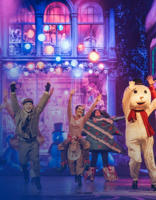 Verkleidete und unverkleidete Personen auf einer Bühne