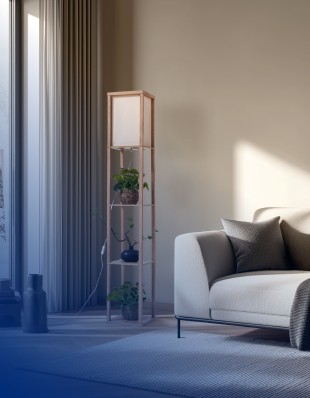 Gemütliches Wohnzimmer beige eingerichtet mit Lampe