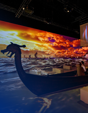 Vikingerschiff auf dem Meer und im Hintergrund weitere Schiffe