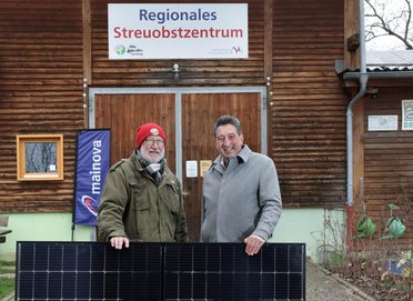 Symbolische Übergabe Mainova-Spende für Photovoltaik-Anlage am MainÄppelHaus Lohrberg