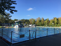 Den Sommer Verlangern Im Freibad Hausen