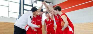 © Mainova Gruppe einer Handball-Jugendmannschaft gekleidet in Mainova-Trikots