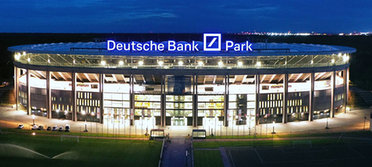 Beleuchtetes Fußballstadion "Deutsche Bank Park" im Dunkeln