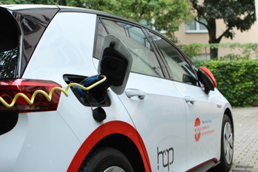 E-Auto wird mit Mainova Ökostrom geladen