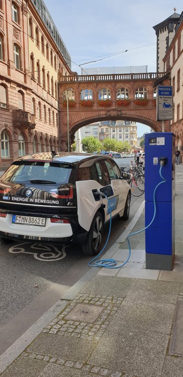 Städtische Ladestation mit E-Auto