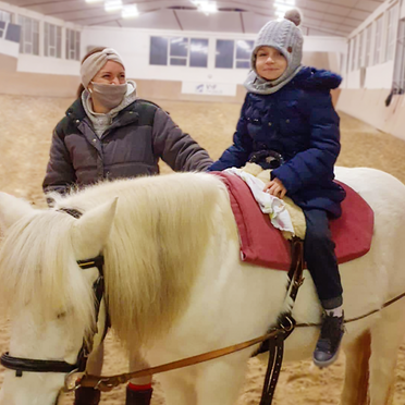 Mädchen auf Pferd