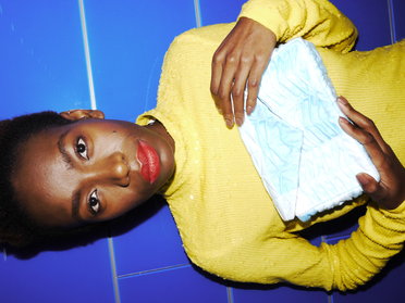 Model mit Masken-Clutch