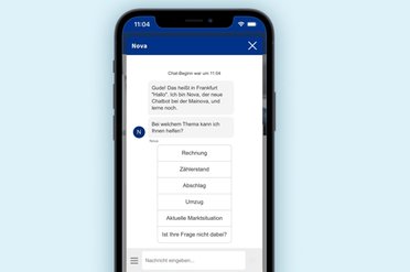 Smartphone mit geöffnetem Mainova Chatbot